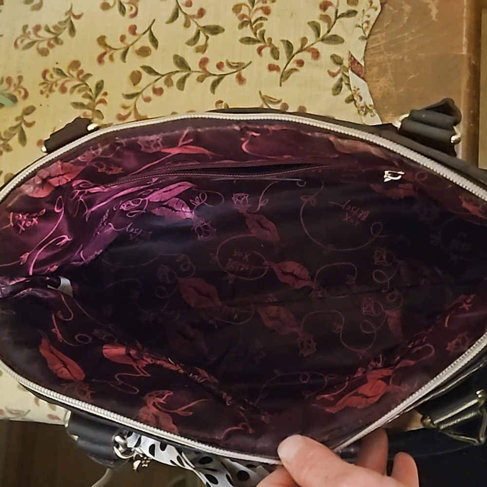 Betsy Johnson heart bag - Picture 7 of 10